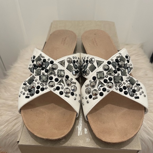 Simply Vera Vera Wang Shoes - Women’s Crossband Flats Sandals Size 8 Jeweled Stones Embellished Slip On